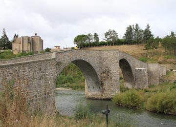 Puente medieval sobre el río Irati en Aoiz